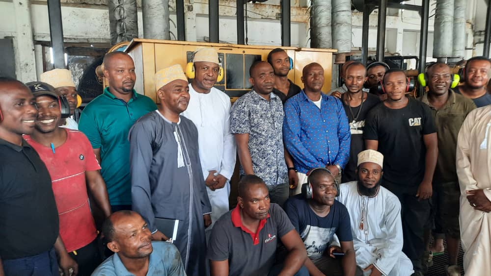 image Les techniciens de Sonelec assemblent un moteur de 2MW