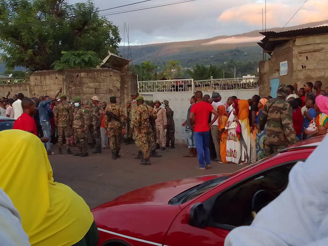 image Elle attendait du riz, elle a eu un coup de ceinture militaire sur la tête