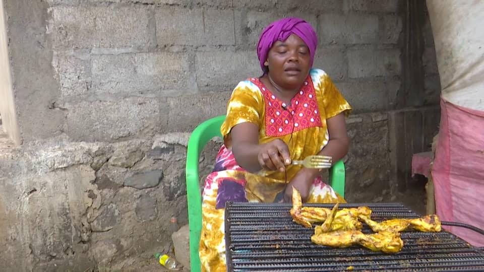 Vente d’ailes de poulet grillées, une activité qui attire les jeunes