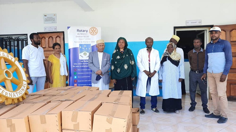 image Rotary club octroie 300 cartons d’eau potable à trois centres de santé de Oichili-Dimani