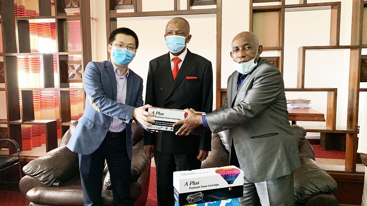 Huawei équipe l’Université des Comores en matériel scolaires et bureautiques