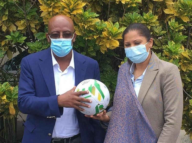 image Kanizat passe le ballon à Saïd Ali à la tête de la Ffc