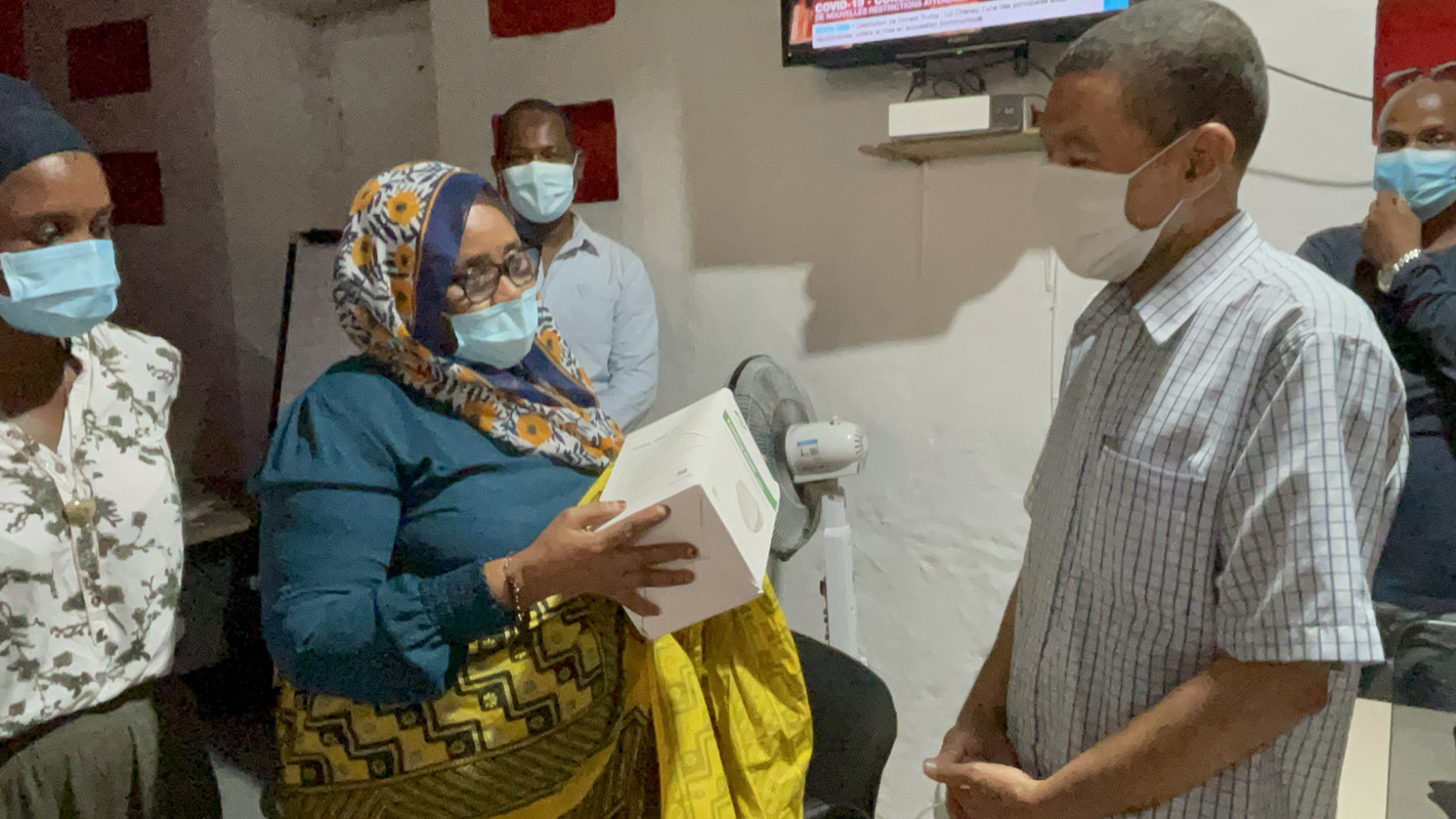 image Loub Yacouti remet des masques au journal