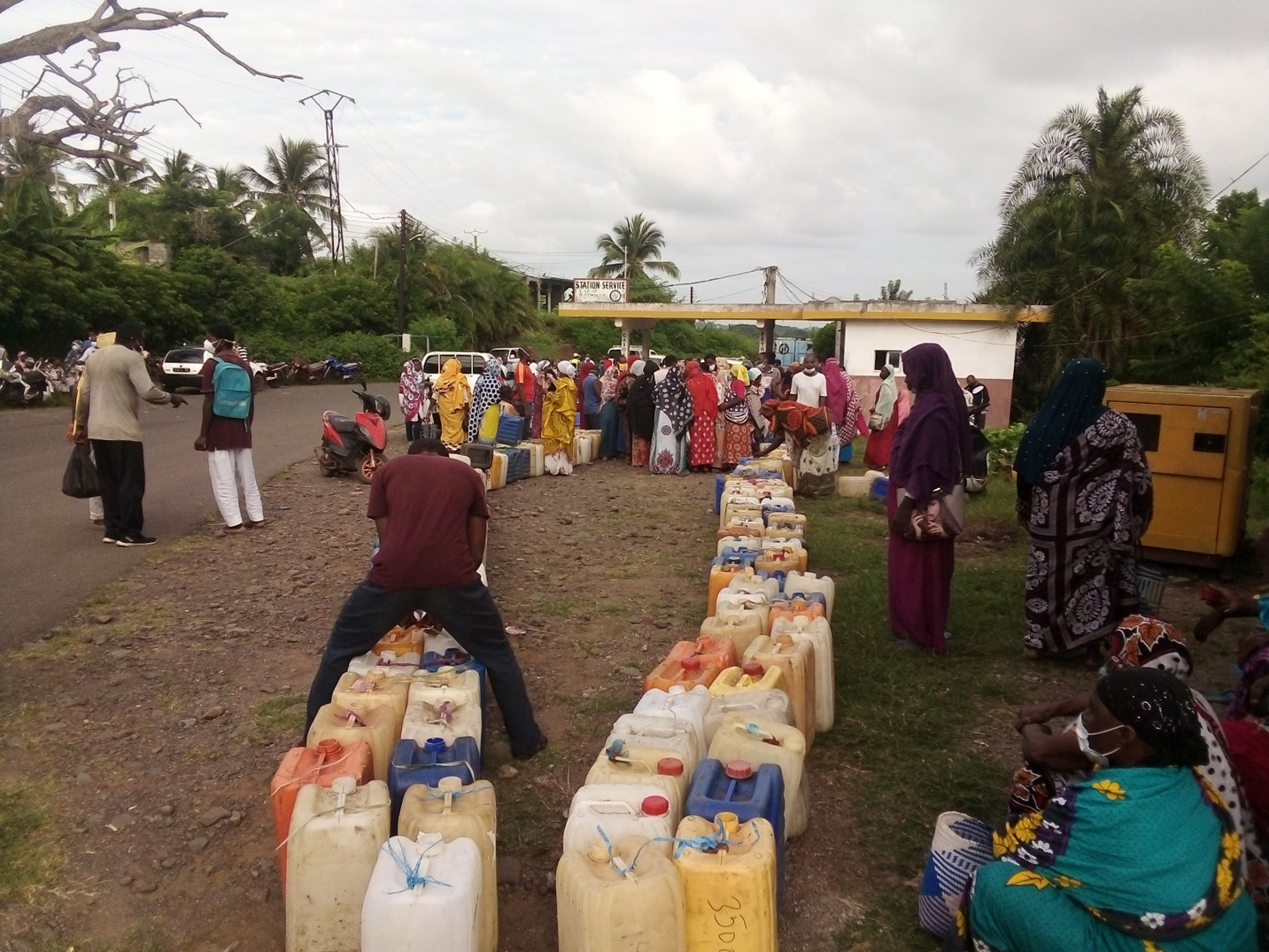 image Ventes des produits pétroliers:  Interdiction aux stations services de toute vente par jerricans