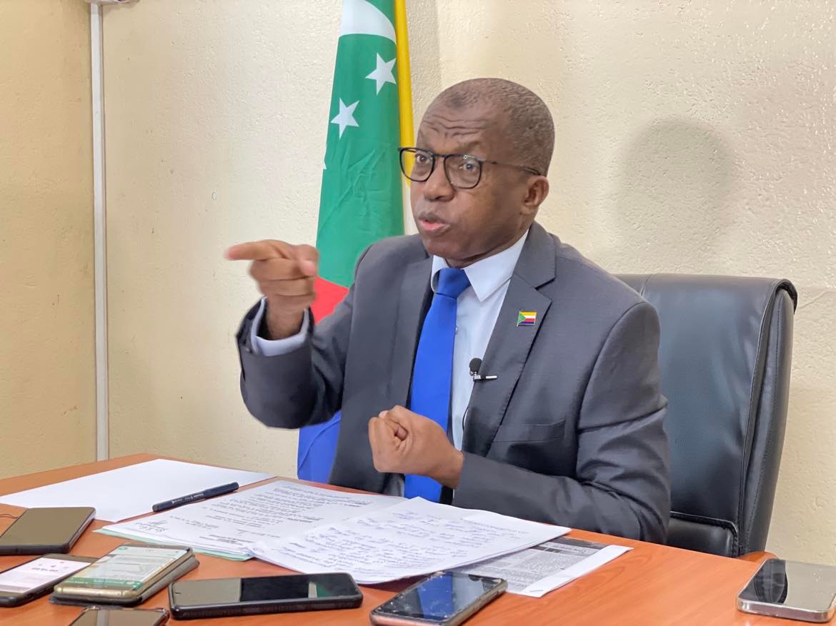 Le ministre Djaé tire à boulets rouges sur Mamadou