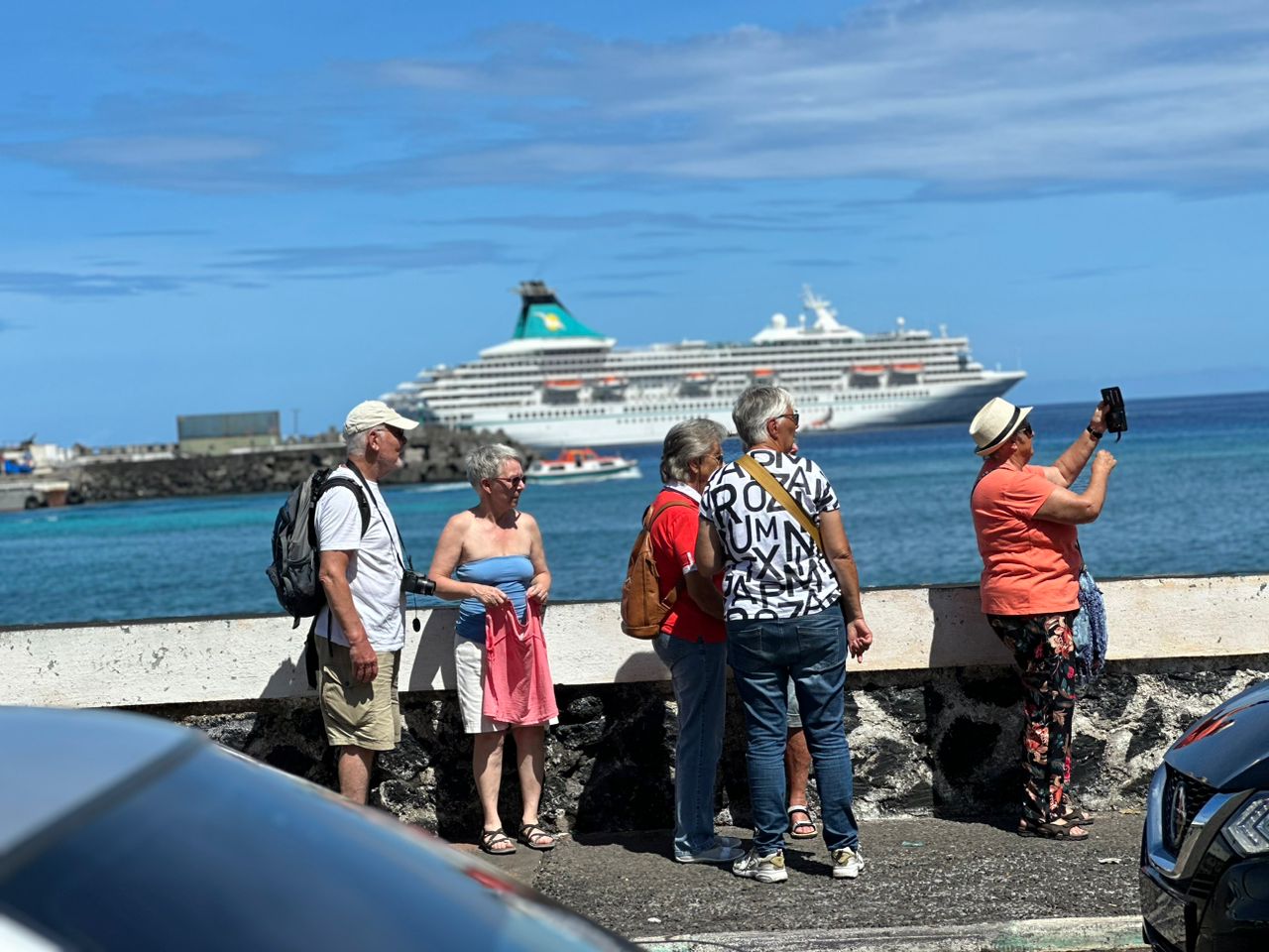 image 1040 touristes européens ont passé la journée à Moroni