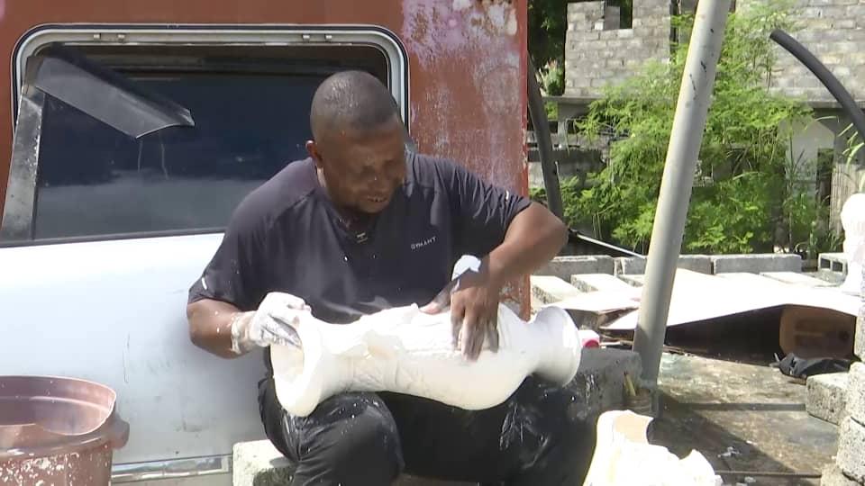 image Ali Songo le maçon, se convertit en fabricant de pots de fleurs