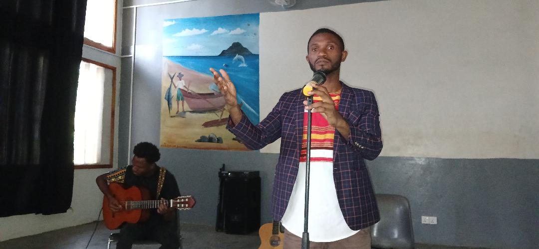 image Le slameur Mahamoud Bachirou en tournée pour présenter AMANE