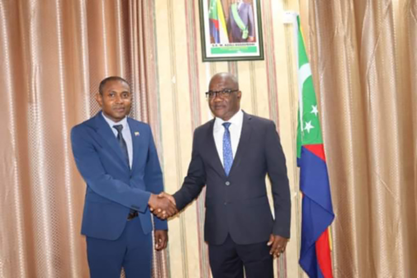 image Dhoihir Dhoulkamal passe la main à Mohamed Mbae