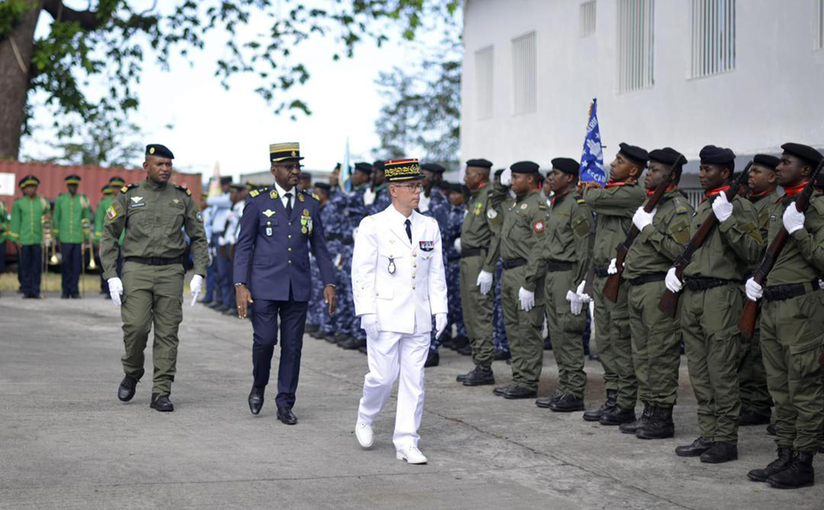 image Coopération française: André Petillot en visite aux Comores