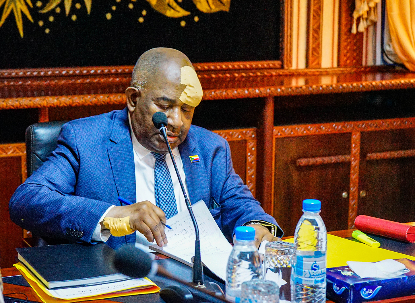 image Azali apparaît en public avec un pansement au front