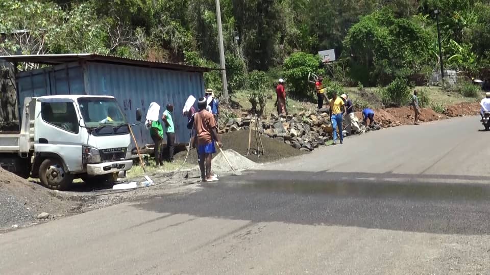 image Les jeunes de Djoiezi sécurisent leur terrain de Basket Ball