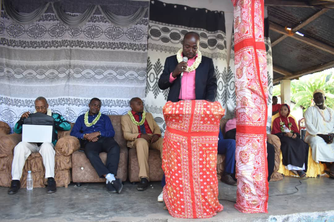 image Environnement: Ouallah Miréréni célèbre la roussette de Livingstone