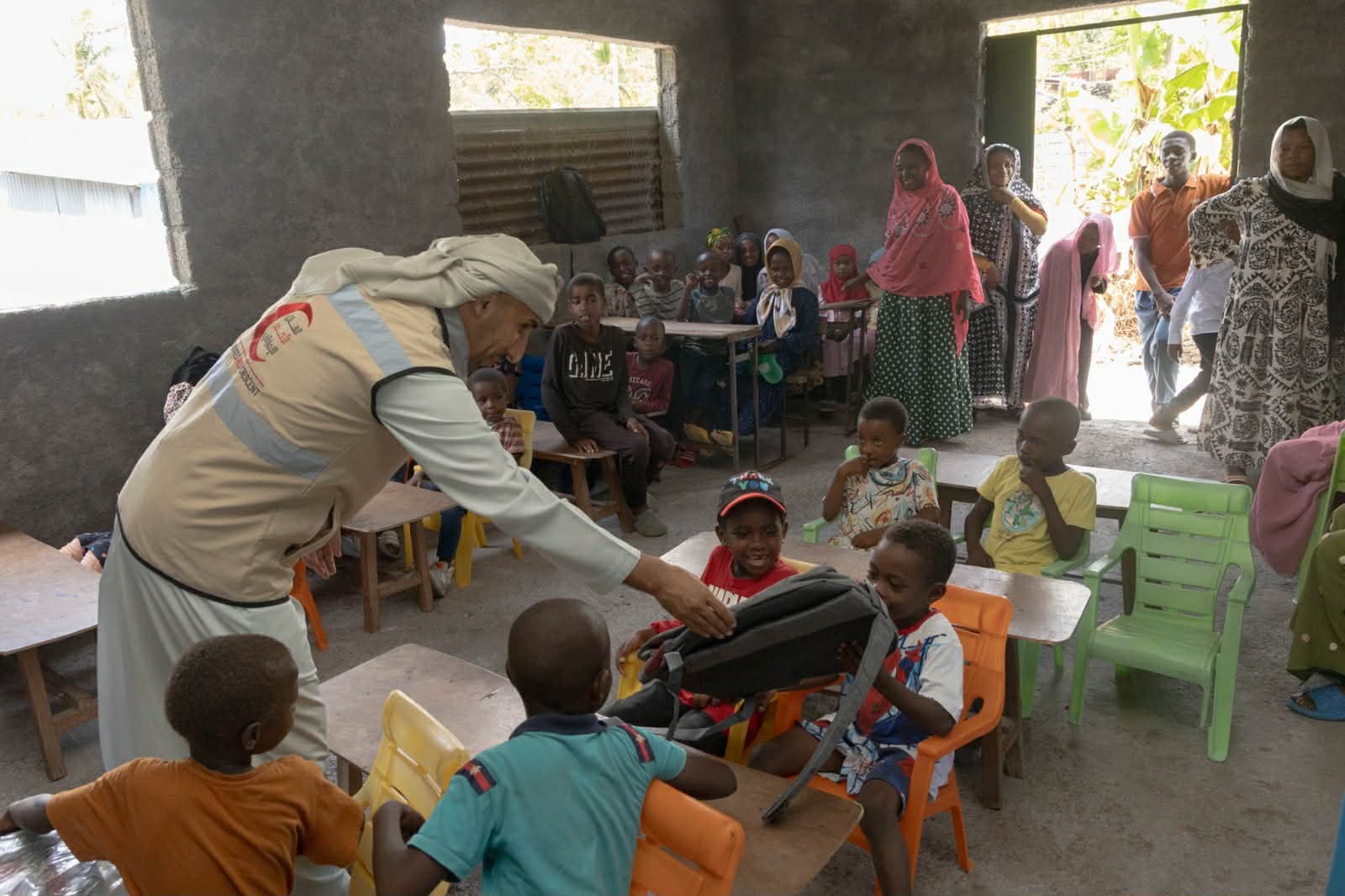 Acte de charité : L’ambassade des Émirats distribue des cartables scolaires
