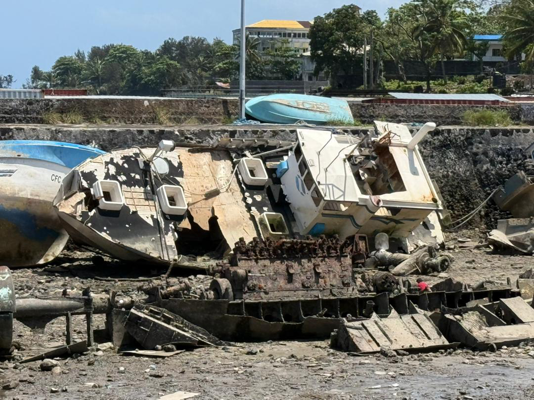 image Kalaweni :  Quand les épaves de bateaux abandonnés défigurent le littoral de Moroni