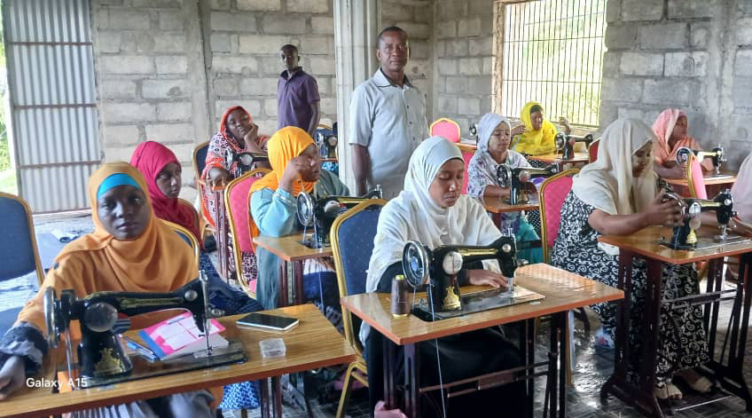 image Une trentaine de jeunes en pleine formation de couture à Bangoma