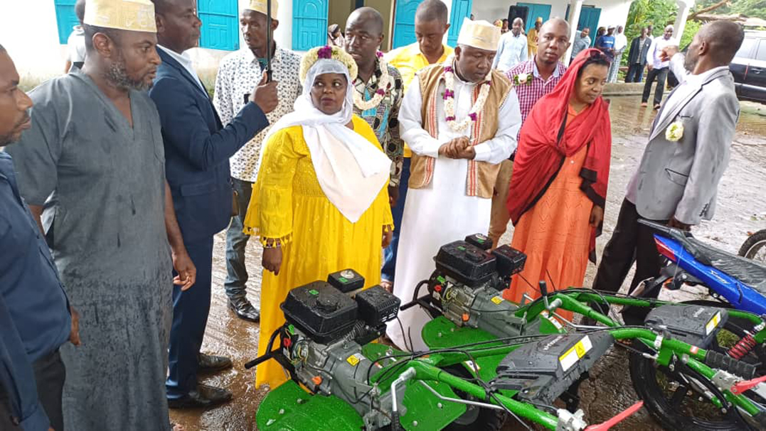 image Production agricole :  Des engins pour les 3 CRDE de Mwali