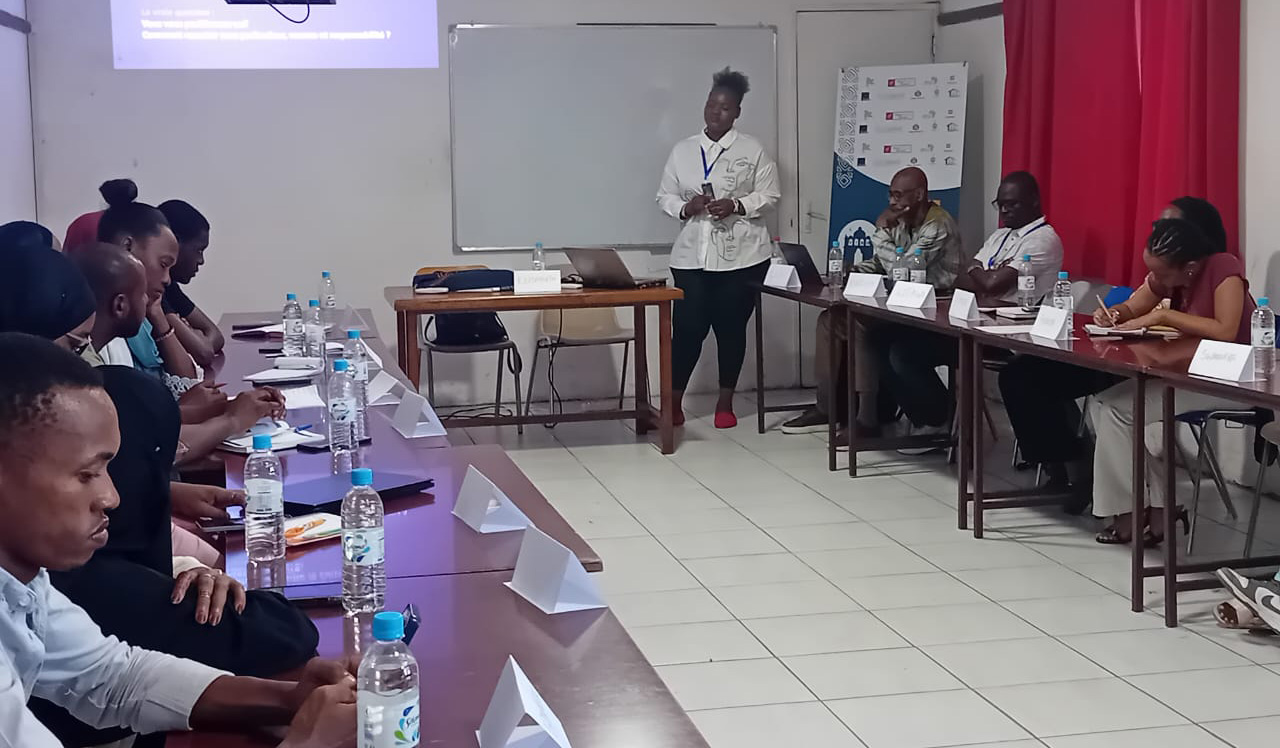 image Critique culturelle:   Une douzaine de journalistes en formation