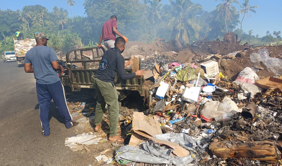 image Environnement : Fomboni étouffe sous les déchets et les animaux errants
