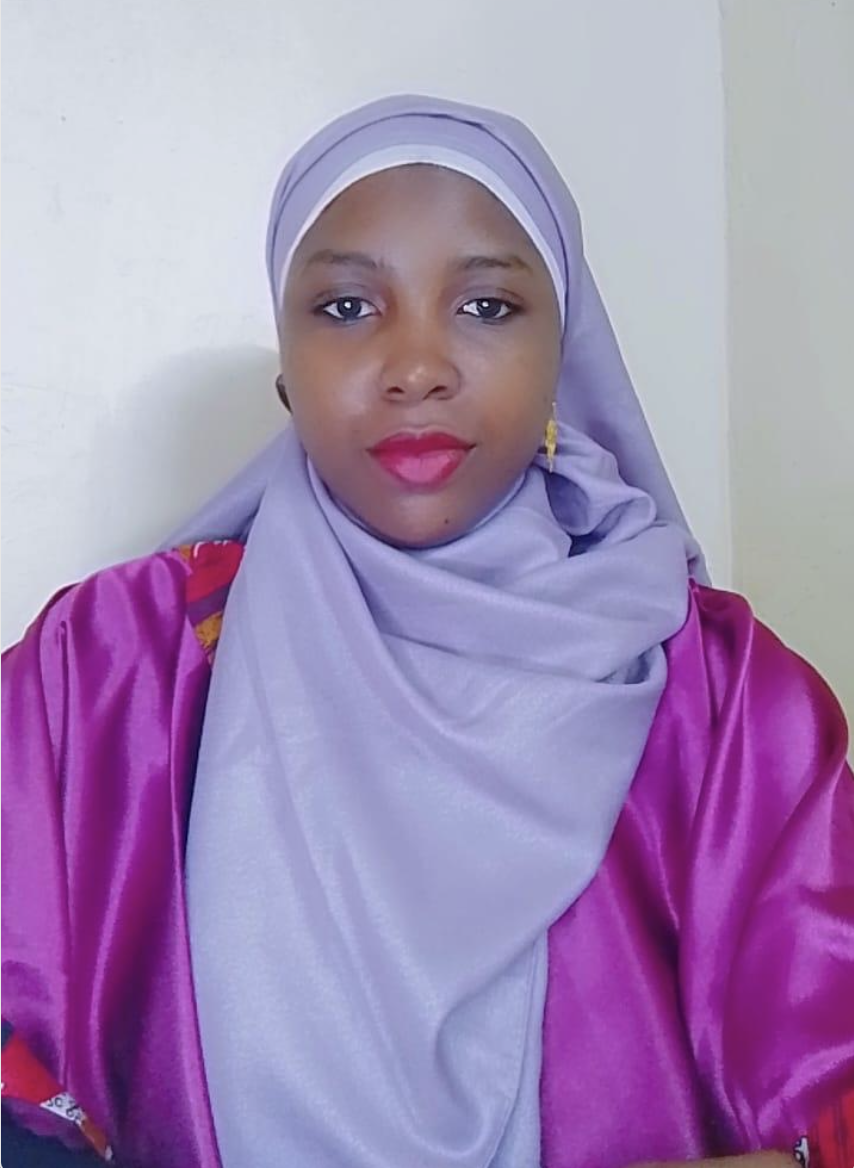 image Culture :  De l’uniforme à l’aloe vera, une infirmière soigne les boucles crépues