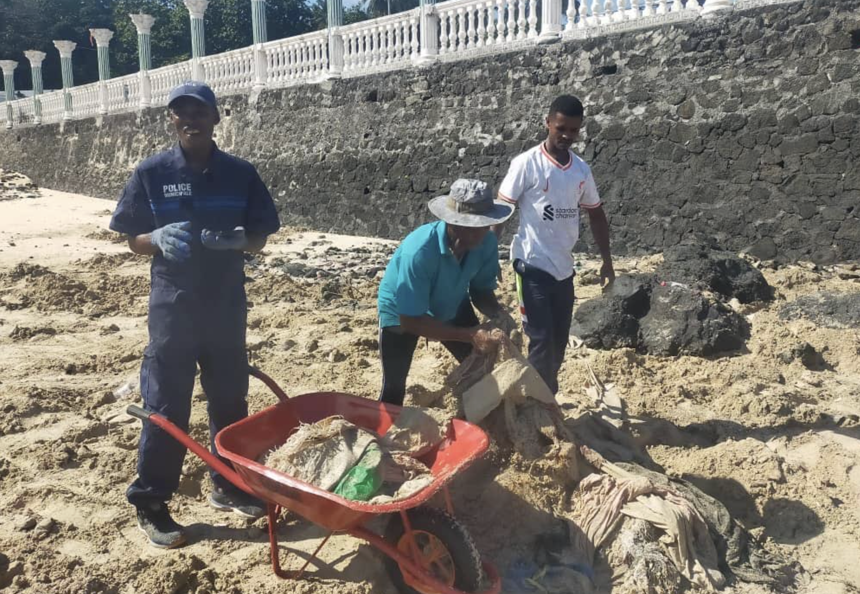image Environnement : La plage d’Itsandra en plein nettoyage