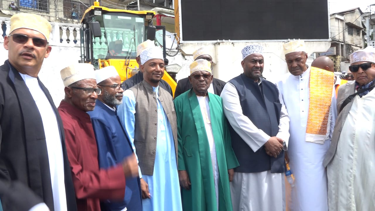 image Assainissement :  La mairie de Moroni reçoit un tracteur