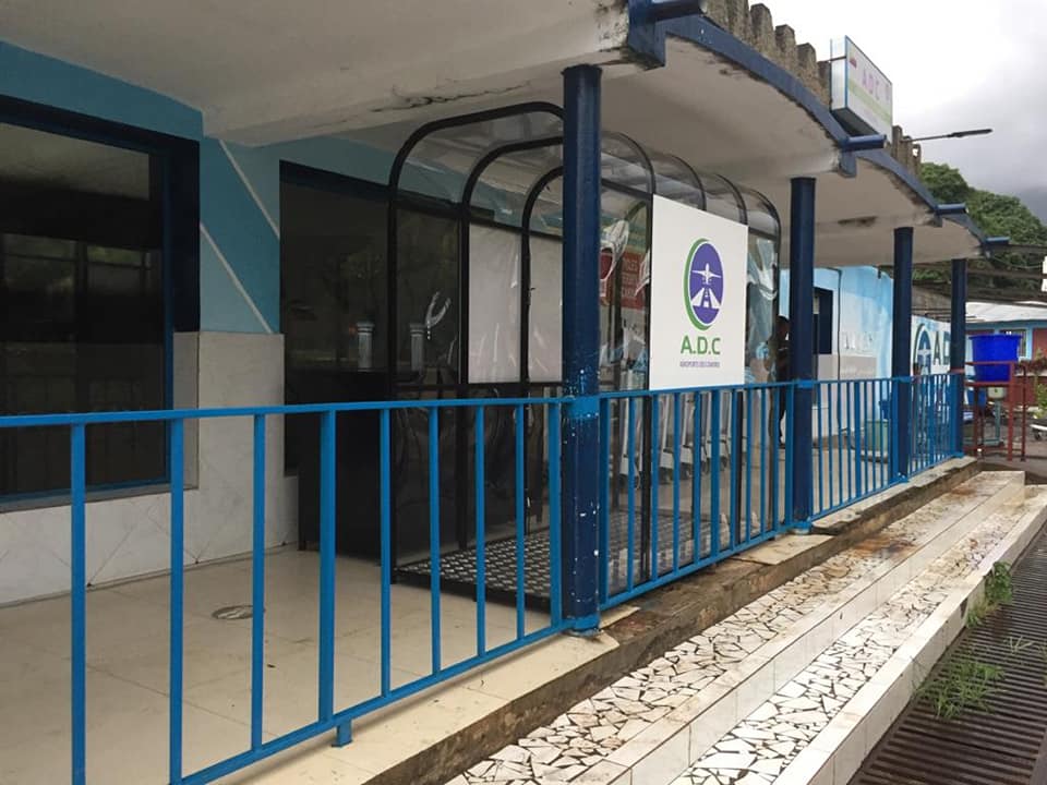 image Un tunnel et un stand de désinfection installés à l'aéroport de Ouani