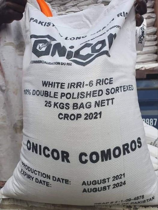 image Le riz et les ailes de poulet abondants sur le marché