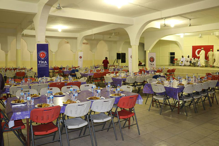 image Société  / TIKA partage les repas de l’iftar au foyer d’Iroungoudjani