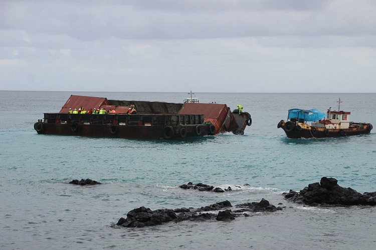 Sauvetage de la barge coulée au port de Moroni / Une catastrophe écologique évitée d'après Moroni Terminal