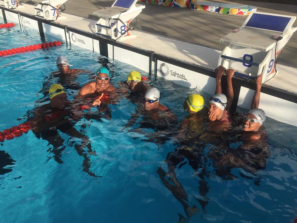 Nageuses et nageurs en attente de l’ambiance des piscines